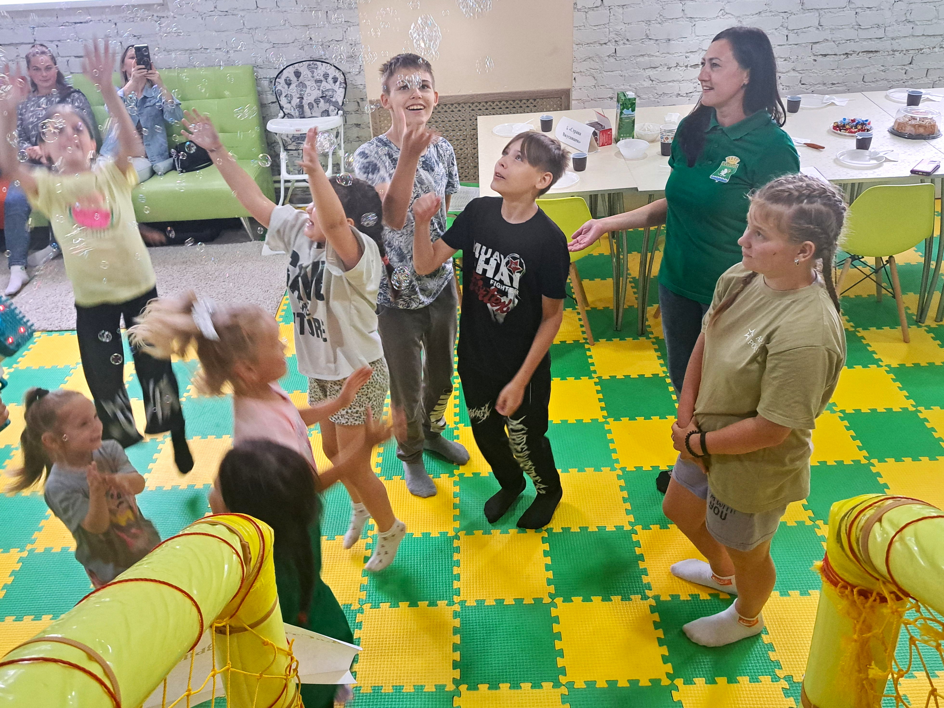 Праздник детства: вкусняшки, мыльные пузыри и веселые задания